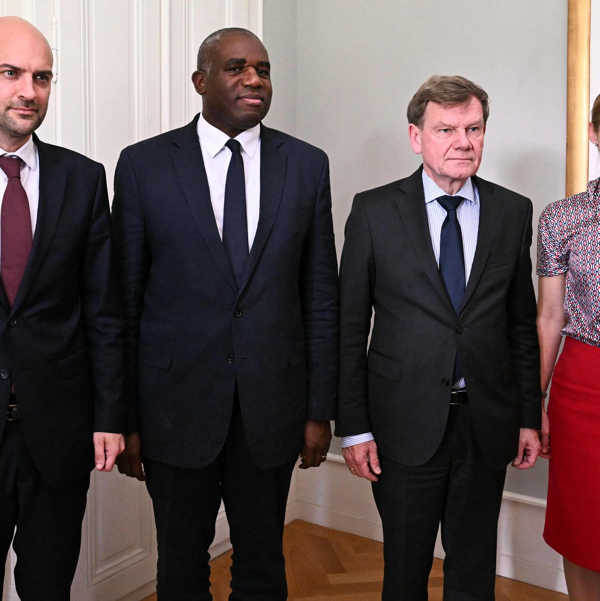 Eine Woche nach Kriegsbeginn bemühen sich Außenminister Johann Wadephul (CDU), seine Kollegen aus Frankreich und Großbritannien sowie die EU-Außenbeauftragte Kaja Kallas bei einem Treffen mit dem iranischen Außenminister um Deeskalation. - Foto: Fabrice Coffrini/KEYSTONE POOL AFP/dpa