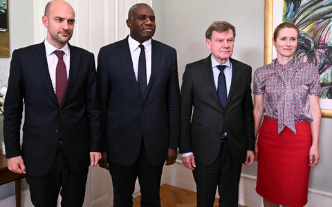 Eine Woche nach Kriegsbeginn bemühen sich Außenminister Johann Wadephul (CDU), seine Kollegen aus Frankreich und Großbritannien sowie die EU-Außenbeauftragte Kaja Kallas bei einem Treffen mit dem iranischen Außenminister um Deeskalation. - Foto: Fabrice Coffrini/KEYSTONE POOL AFP/dpa
