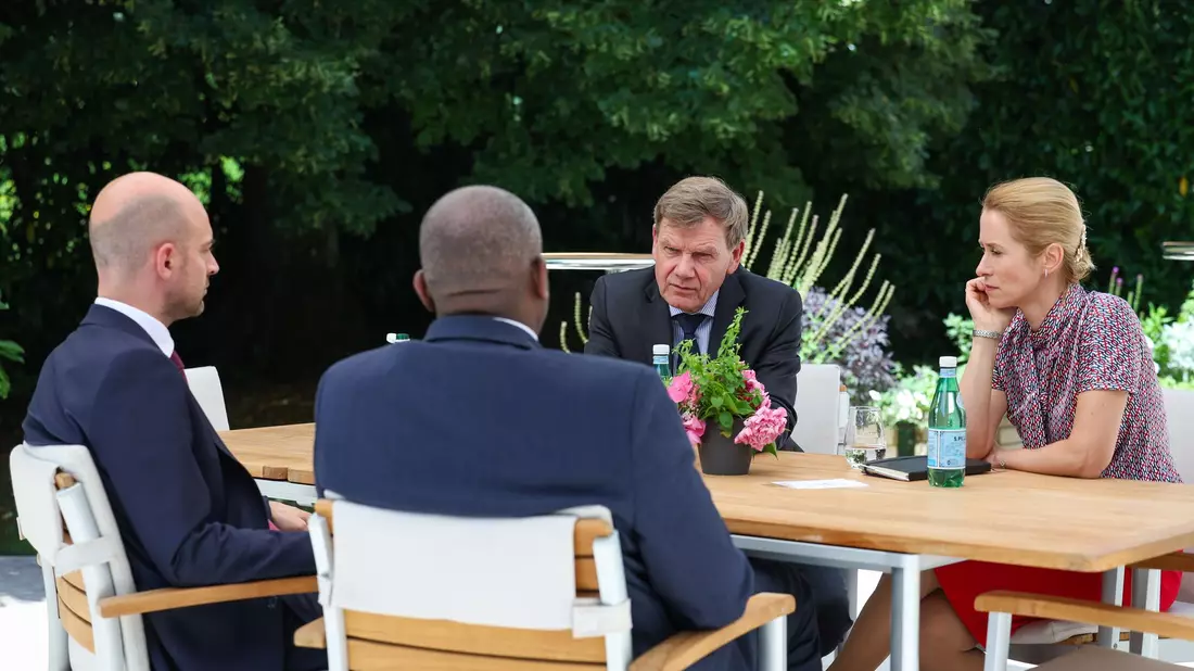 Eine Woche nach Kriegsbeginn bemühen sich Außenminister Johann Wadephul (CDU), seine Kollegen aus Frankreich und Großbritannien sowie die EU-Außenbeauftragte Kaja Kallas bei einem Treffen mit dem iranischen Außenminister um Deeskalation. - Bild: Philemon Henry/-/