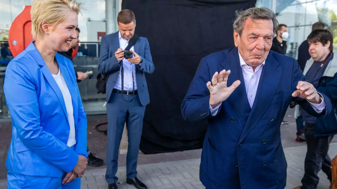 Der Landtagsausschuss zur Klimastiftung MV beharrt darauf, dass der frühere Bundeskanzler Gerhard Schröder (SPD) persönlich vor dem Gremium aussagt. (Archivbild)  - Bild: Jens Büttner/dpa-Zentralbild/dpa