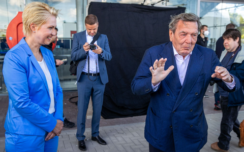 Der Landtagsausschuss zur Klimastiftung MV beharrt darauf, dass der frühere Bundeskanzler Gerhard Schröder (SPD) persönlich vor dem Gremium aussagt. (Archivbild)  - Foto: Jens Büttner/dpa-Zentralbild/dpa