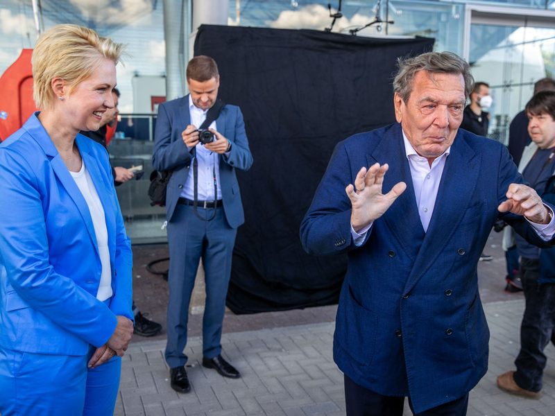 Der Landtagsausschuss zur Klimastiftung MV beharrt darauf, dass der frühere Bundeskanzler Gerhard Schröder (SPD) persönlich vor dem Gremium aussagt. (Archivbild)  - Foto: Jens Büttner/dpa-Zentralbild/dpa