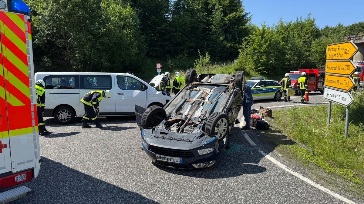 FW VG Westerburg: Verkehrsunfall auf B8 bei Hahn am See fordert vier Verletzte - Foto: presseportal.de