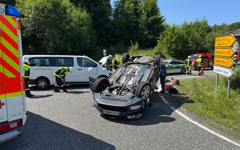 FW VG Westerburg: Verkehrsunfall auf B8 bei Hahn am See fordert vier Verletzte - Foto: presseportal.de