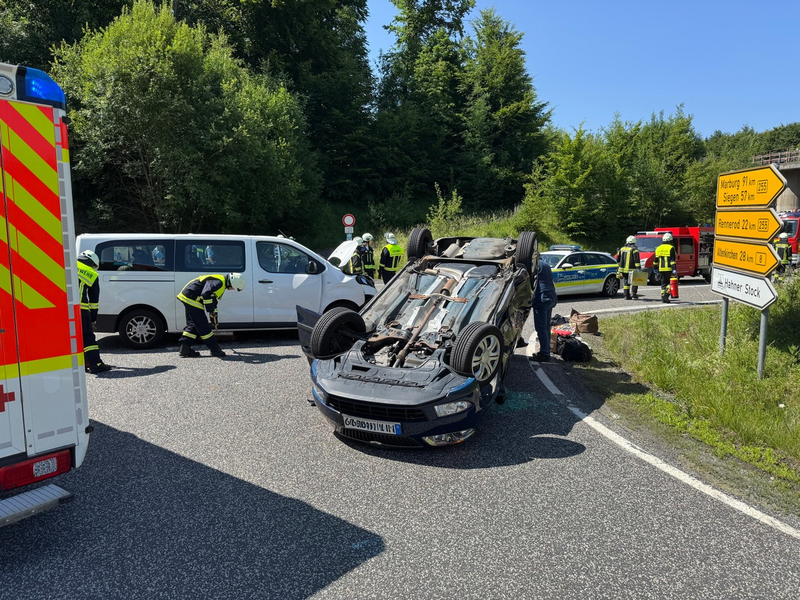 FW VG Westerburg: Verkehrsunfall auf B8 bei Hahn am See fordert vier Verletzte - Foto: presseportal.de