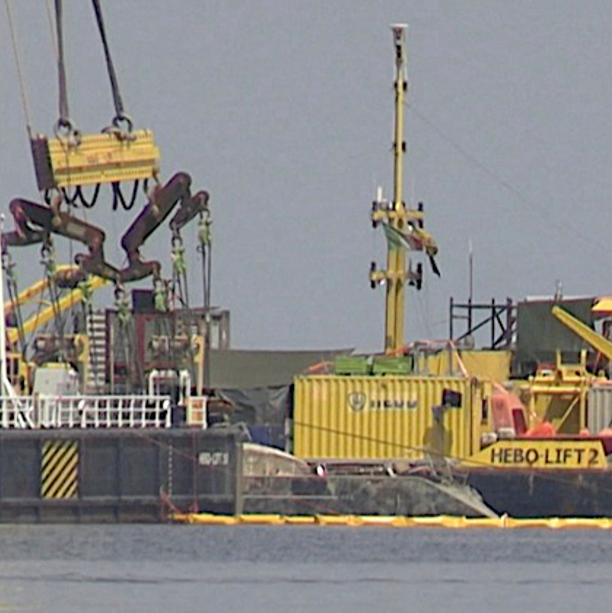 Die «Bayesian» wurde mit einem speziellen Kran nach oben gebracht. - Foto: Rosalia Bonfardino/AP/dpa