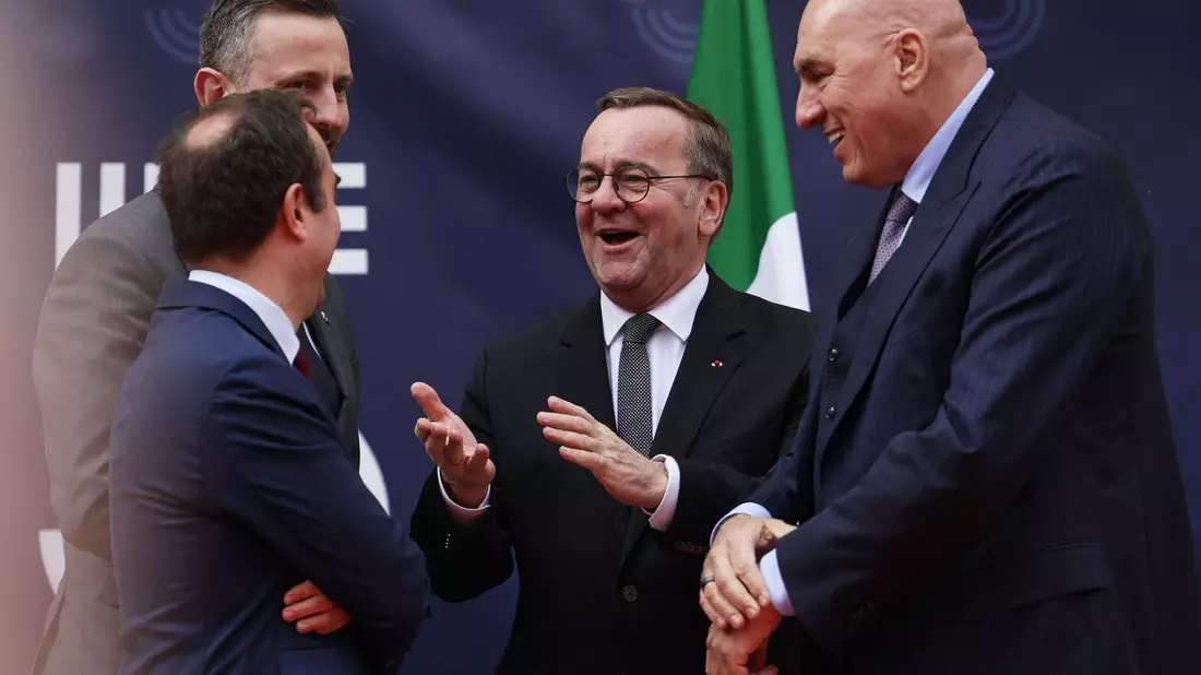 Italiens Verteidigungsminister Guido Crosetto (rechts) bei einem Treffen mit Verteidigungsminister Boris Pistorius (Mitte). (Foto: Archiv) - Bild: Thibaud Moritz/AFP/dpa