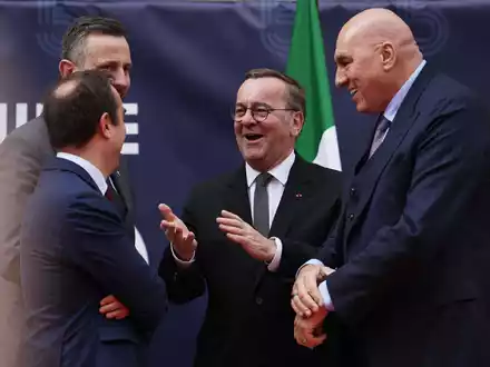 Italiens Verteidigungsminister Guido Crosetto (rechts) bei einem Treffen mit Verteidigungsminister Boris Pistorius (Mitte). (Foto: Archiv) - Foto: Thibaud Moritz/AFP/dpa