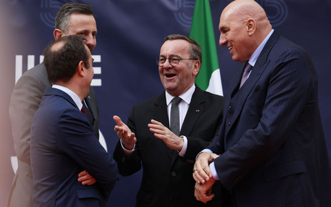 Italiens Verteidigungsminister Guido Crosetto (rechts) bei einem Treffen mit Verteidigungsminister Boris Pistorius (Mitte). (Foto: Archiv) - Foto: Thibaud Moritz/AFP/dpa Italiens Verteidigungsminister Guido Crosetto (rechts) bei einem Treffen mit Verteidigungsminister Boris Pistorius (Mitte). (Foto: Archiv) - Foto: Thibaud Moritz/AFP/dpa