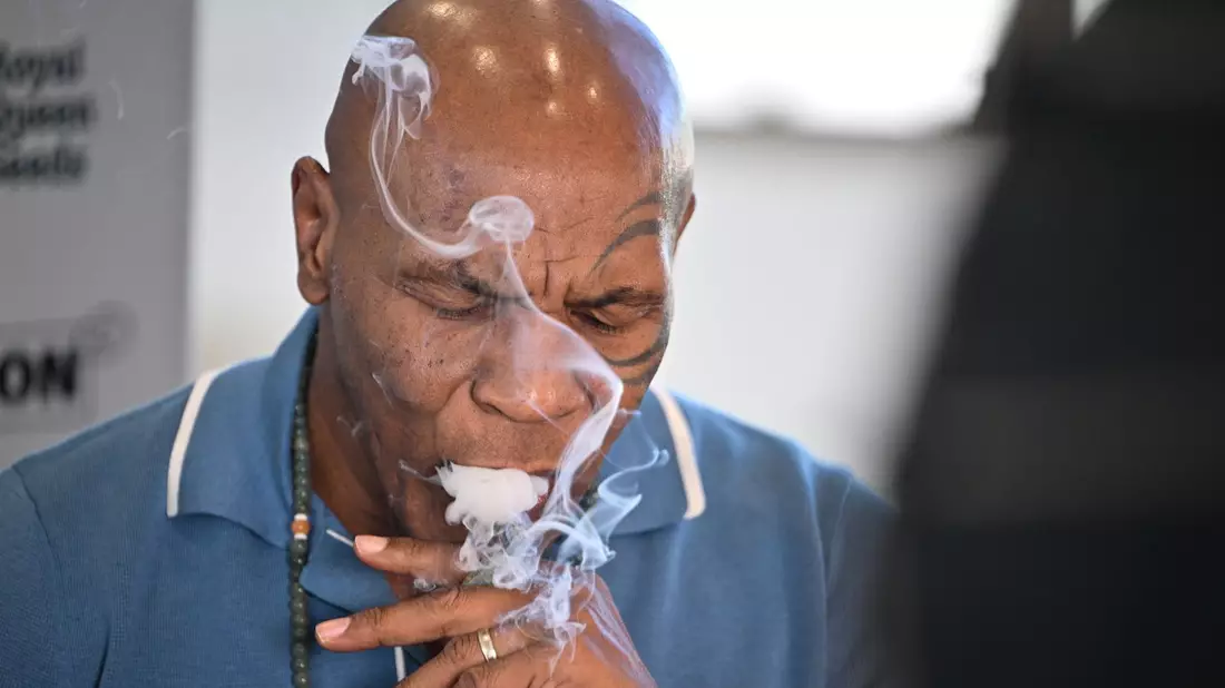 Zahlreiche Fans umringen Ex-Box-Weltmeister Mike Tyson auf der Cannabis-Messe in Berlin.  - Bild: Sebastian Gollnow/dpa