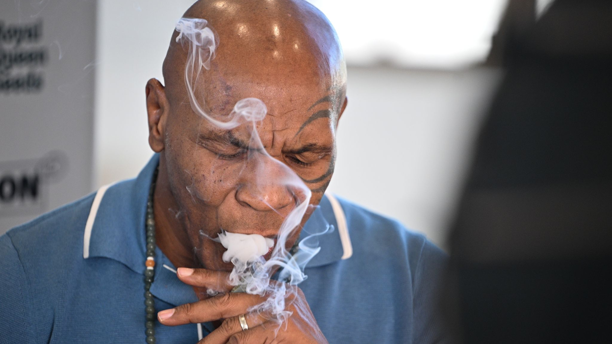 Zahlreiche Fans umringen Ex-Box-Weltmeister Mike Tyson auf der Cannabis-Messe in Berlin.  - Foto: Sebastian Gollnow/dpa
