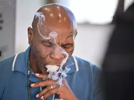 Zahlreiche Fans umringen Ex-Box-Weltmeister Mike Tyson auf der Cannabis-Messe in Berlin.  - Foto: Sebastian Gollnow/dpa