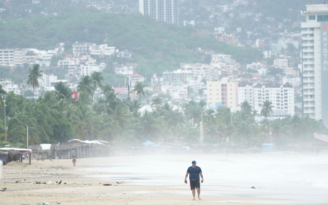 Der Hurrikan «Erick» brachte gefährlich starke Winde und Regen in den Süden Mexikos mit sich. - Foto: Fernando Llano/AP/dpa Der Hurrikan «Erick» brachte gefährlich starke Winde und Regen in den Süden Mexikos mit sich. - Foto: Fernando Llano/AP/dpa