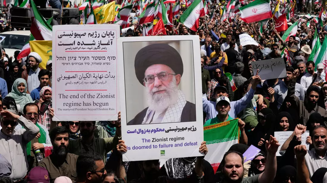 In Teheran wird gegen die israelischen Angriffe protestiert. - Bild: Vahid Salemi/AP/dpa