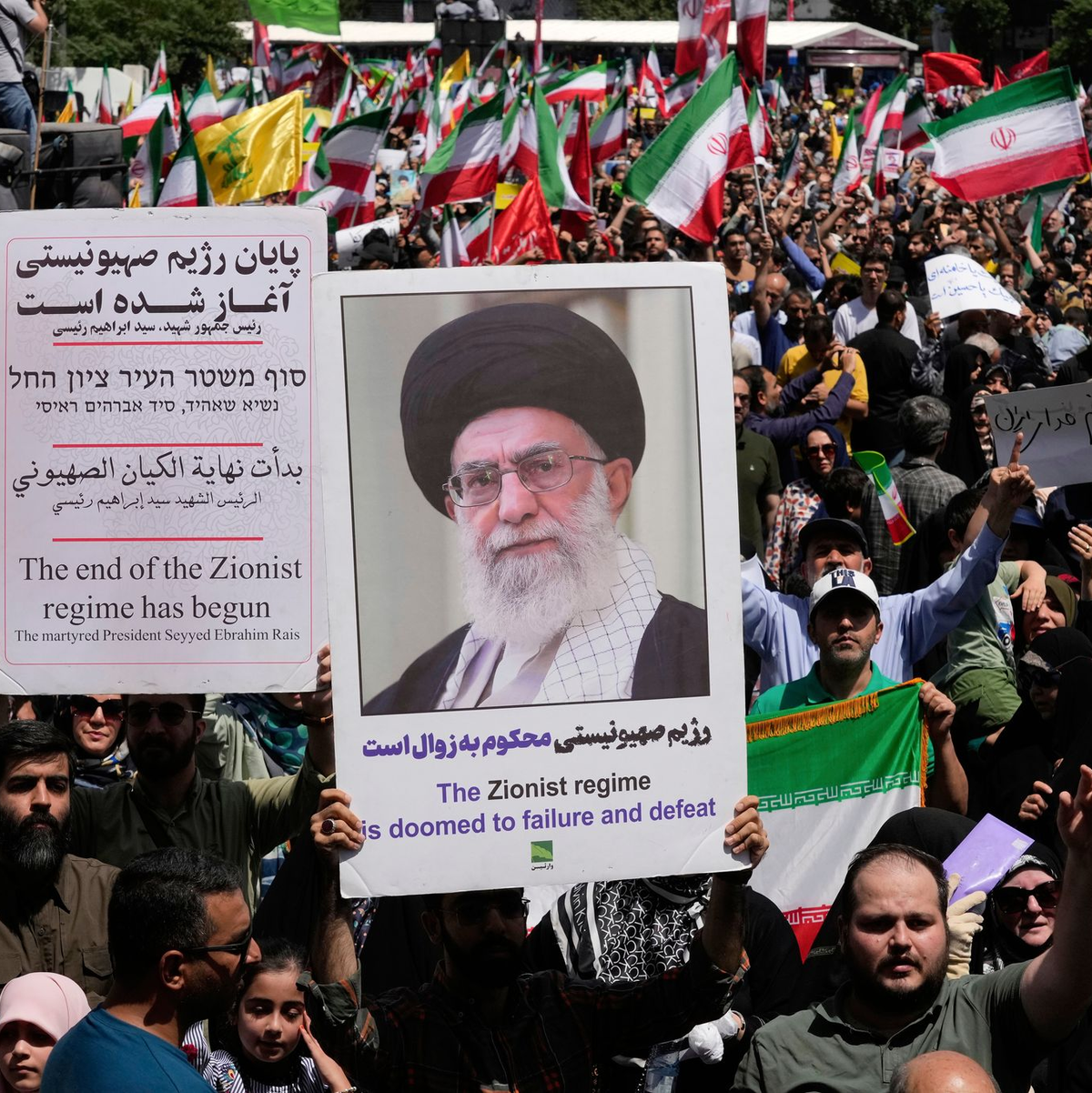 Ein Mann zeigt auf Schäden im Bürogebäude des Ewin-Gefängnisses in der iranischen Hauptstadt.  - Foto: Vahid Salemi/AP/dpa