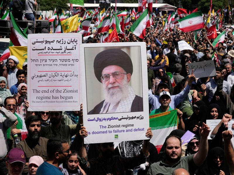 Ein Mann zeigt auf Schäden im Bürogebäude des Ewin-Gefängnisses in der iranischen Hauptstadt.  - Foto: Vahid Salemi/AP/dpa