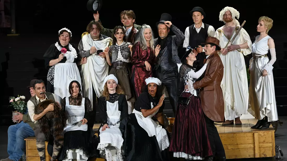 Für den scheidenden Intendanten Jörn Hinkel, der viele Jahre lang an der Spitze der traditionsreichen Festspiele gestanden hat, heißt es in diesem Jahr, Abschied vom Bad Hersfelder Publikum zu nehmen.  - Bild: Uwe Zucchi/dpa
