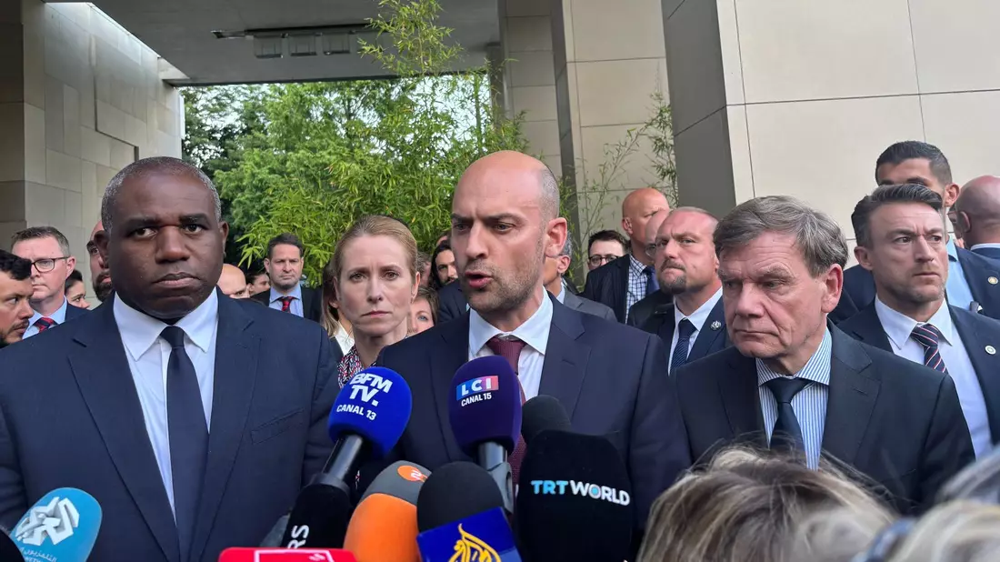 Außenminister Johann Wadephul (r-l) und die Außenminister von Frankreich, Jean-Noël Barrot, und Großbritannien, David Lammy, am Freitag in Genf. - Bild: Christiane Oelrich/dpa