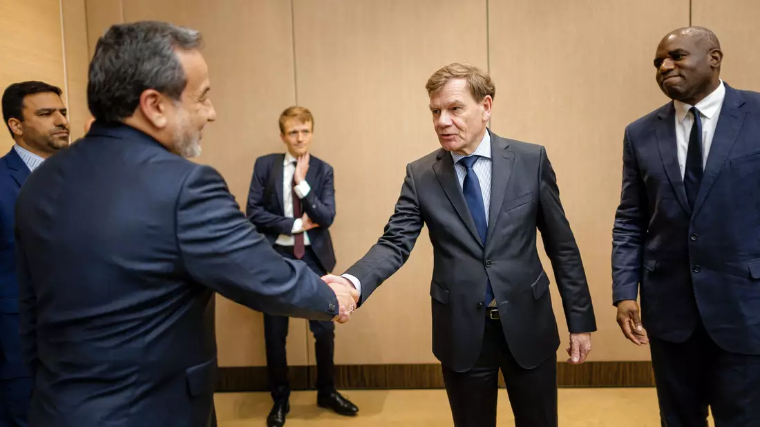 Die Außenminister von Deutschland, Frankreich und Großbritannien verhandeln in Genf mit ihrem iranischen Kollegen Abbas Araghtschi über eine diplomatische Lösung im Atomkonflikt mit Teheran. - Bild: Thomas Trutschel/Photothek Media Lab/dpa