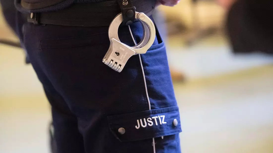 Bei der Flucht aus dem Gerichtssaal verletzte der Straftäter einen JVA-Beamten. (Symbolbild) - Bild: Benjamin Westhoff/dpa