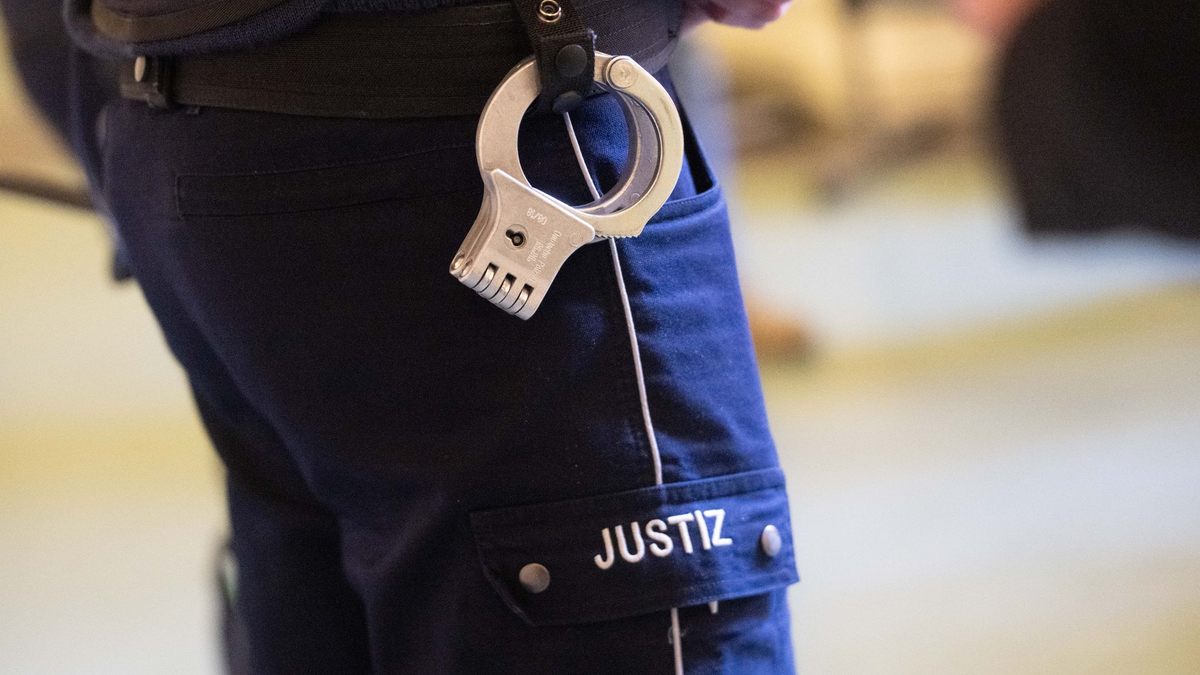 Bei der Flucht aus dem Gerichtssaal verletzte der Straftäter einen JVA-Beamten. (Symbolbild) - Foto: Benjamin Westhoff/dpa