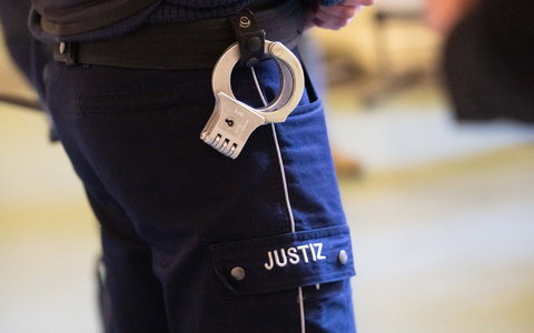 Bei der Flucht aus dem Gerichtssaal verletzte der Straftäter einen JVA-Beamten. (Symbolbild) - Foto: Benjamin Westhoff/dpa