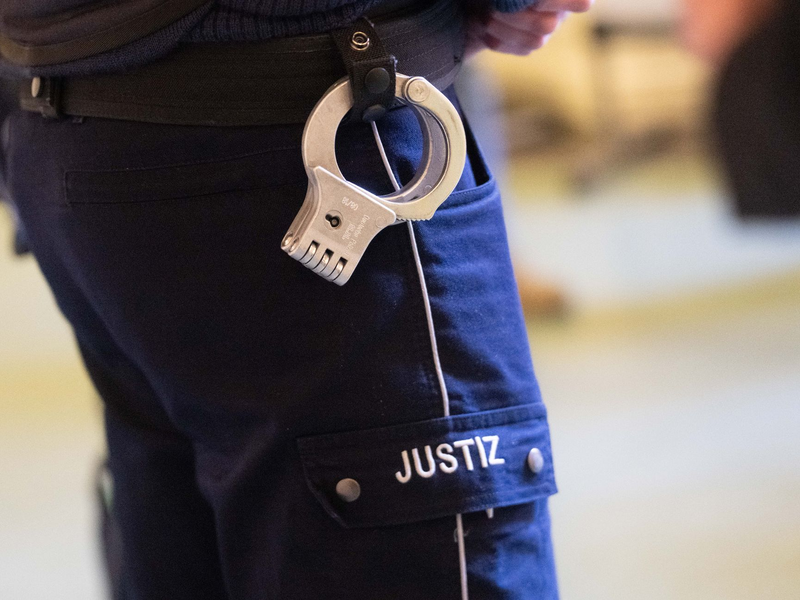 Bei der Flucht aus dem Gerichtssaal verletzte der Straftäter einen JVA-Beamten. (Symbolbild) - Foto: Benjamin Westhoff/dpa