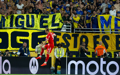 Leroy Sané am Ball gegen Boca Juniors. Steht er gegen Benfica noch einmal in der Bayern-Startelf vor dem nahenden Abschied zu Galatasaray Istanbul? - Foto: Sven Hoppe/dpa