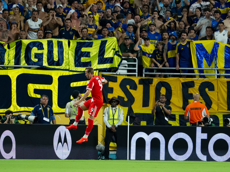 Jamal Musiala musste nur 25 Minuten nach seiner Einwechselung angeschlagen vom Platz, begleitet von Teamarzt (r) und Physiotherapeut.  - Foto: Sven Hoppe/dpa