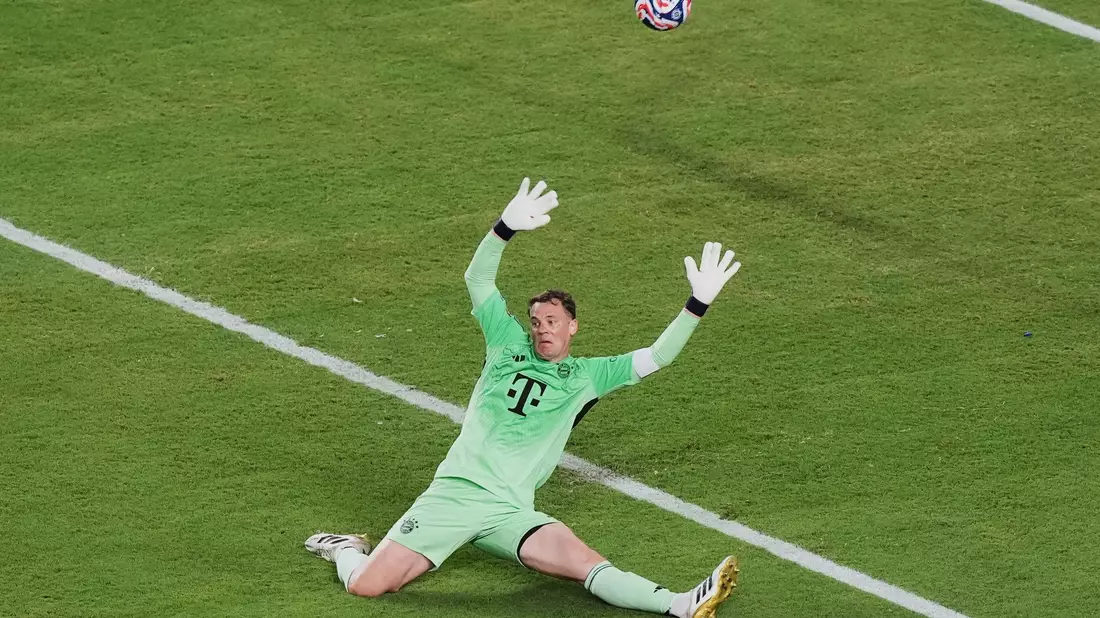 Manuel Neuer kann das Tor zum 1:1 nicht verhindern. - Bild: Marta Lavandier/AP/dpa