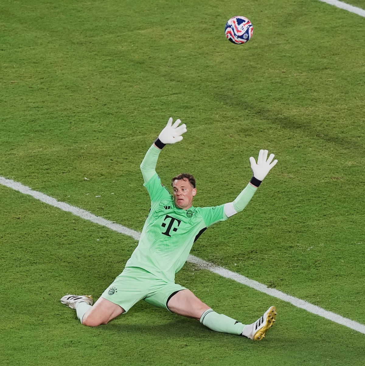 Liebling Thomas Müller: Bayern-Fans im Hard Rock Stadium in Miami. - Foto: Marta Lavandier/AP/dpa