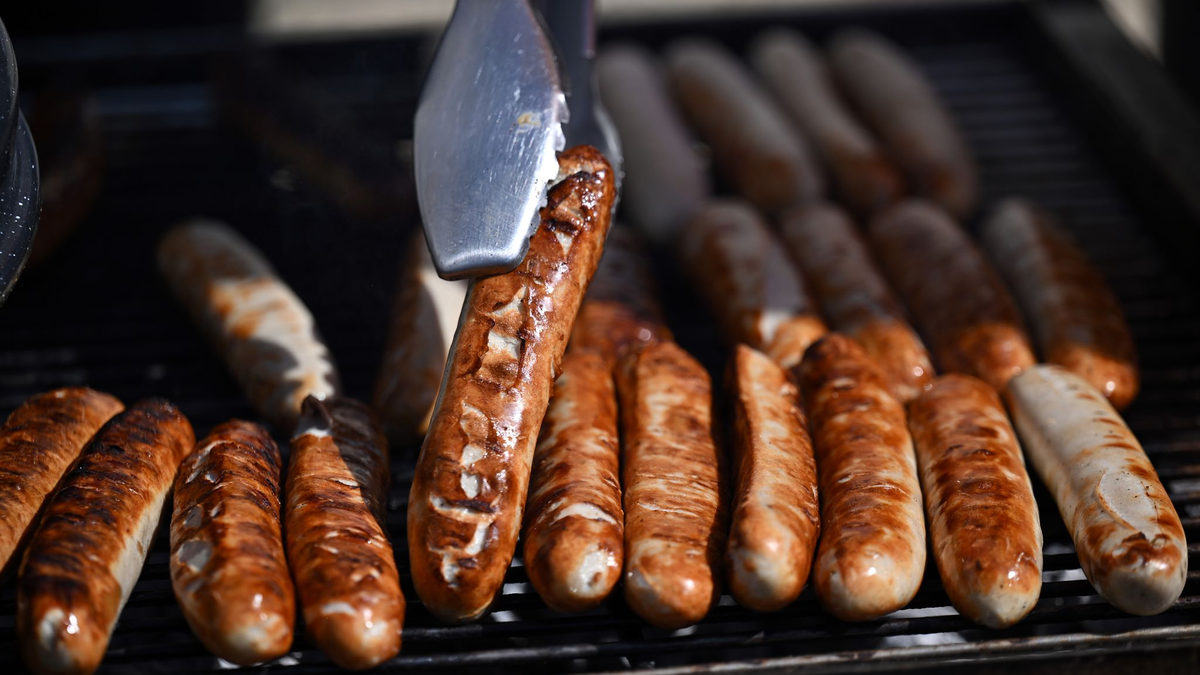 Woher kommt die älteste Bratwurst? Über die Frage wird seit vielen Jahren gestritten. (Archivbild) - Foto: Martin Schutt/dpa