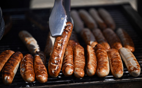 Woher kommt die älteste Bratwurst? Über die Frage wird seit vielen Jahren gestritten. (Archivbild) - Foto: Martin Schutt/dpa Woher kommt die älteste Bratwurst? Über die Frage wird seit vielen Jahren gestritten. (Archivbild) - Foto: Martin Schutt/dpa
