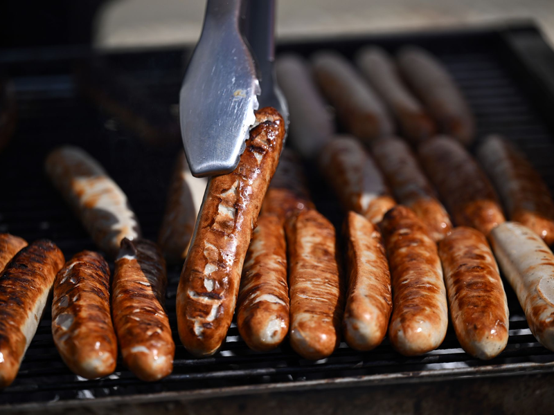 Fleisch auf dem Grill muss für viele sein. (Archivbild) - Foto: Martin Schutt/dpa