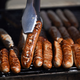 Fleisch auf dem Grill muss für viele sein. (Archivbild) - Foto: Martin Schutt/dpa