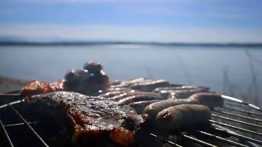 Wichtig oder sehr wichtig ist der Klimaschutz einer Umfrage zufolge den wenigsten Menschen, wenn sie grillen.  - Bild: Karl-Josef Hildenbrand/dpa