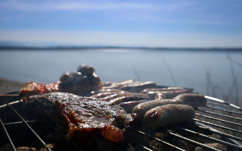 Wichtig oder sehr wichtig ist der Klimaschutz einer Umfrage zufolge den wenigsten Menschen, wenn sie grillen.  - Foto: Karl-Josef Hildenbrand/dpa