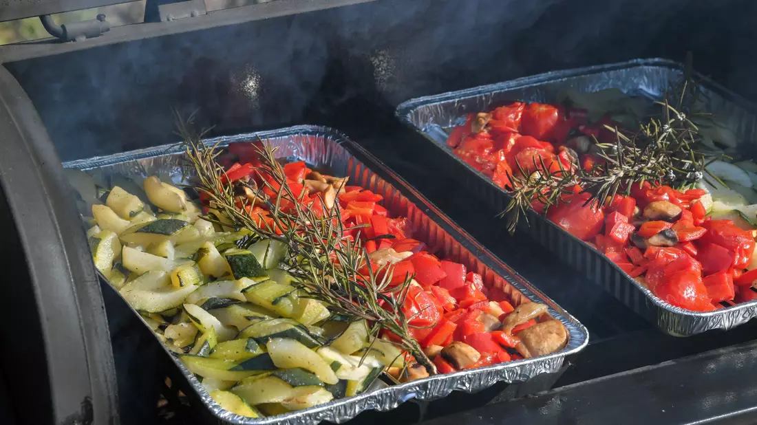 Auch fleischlos grillen ist möglich. (Archivbild) - Bild: Patrick Pleul/dpa-Zentralbild/ZB