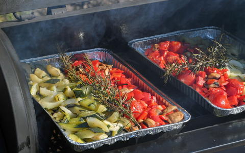 Auch fleischlos grillen ist möglich. (Archivbild) - Foto: Patrick Pleul/dpa-Zentralbild/ZB