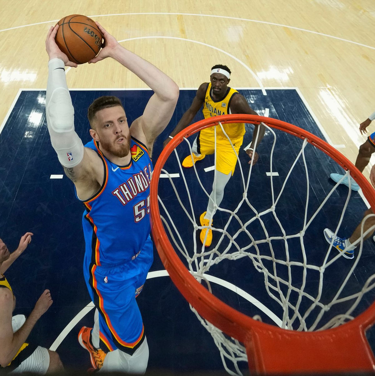 Gilgeous-Alexander (links) und Haliburton sind die Anführer ihrer Teams - aber nicht die Alleinunterhalter. - Foto: Abbie Parr/AP/dpa