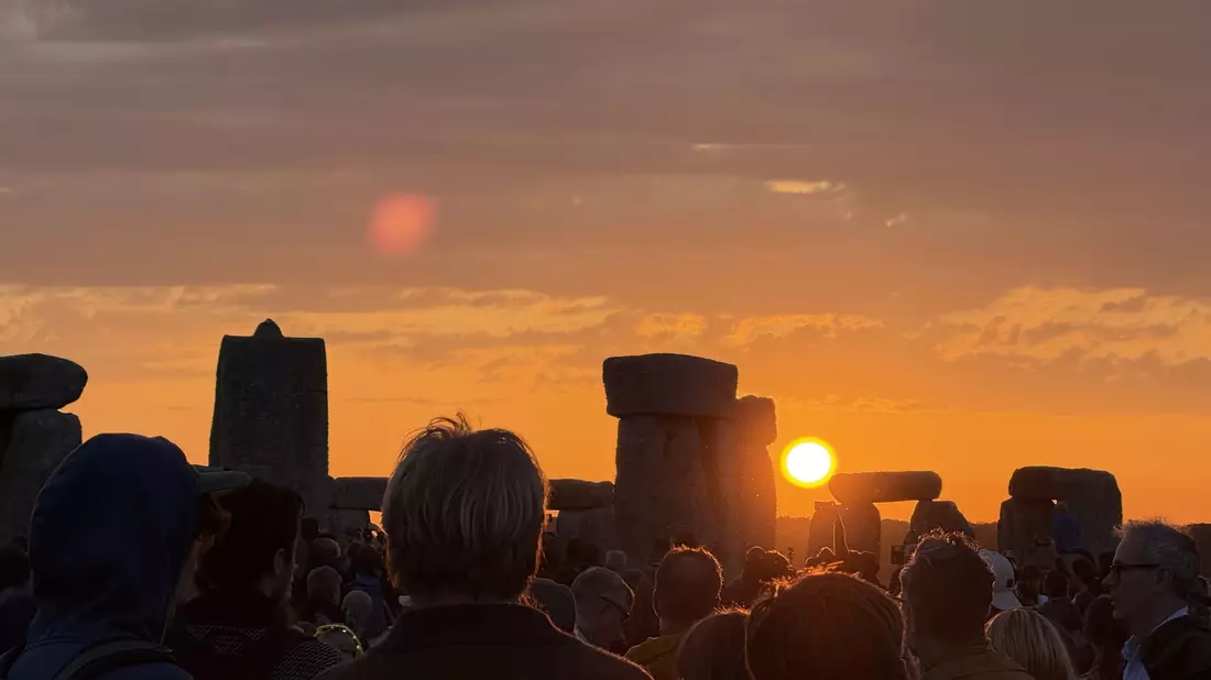 Am Steinkreis Stonehenge in Englang feierten Menschen die Mittsommernacht. - Bild: Zhanna Manukyan/PA Wire/dpa
