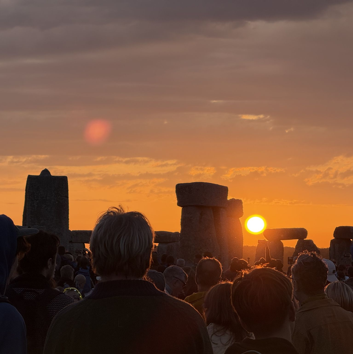 Am Steinkreis Stonehenge in Englang feierten Menschen die Mittsommernacht. - Foto: Zhanna Manukyan/PA Wire/dpa
