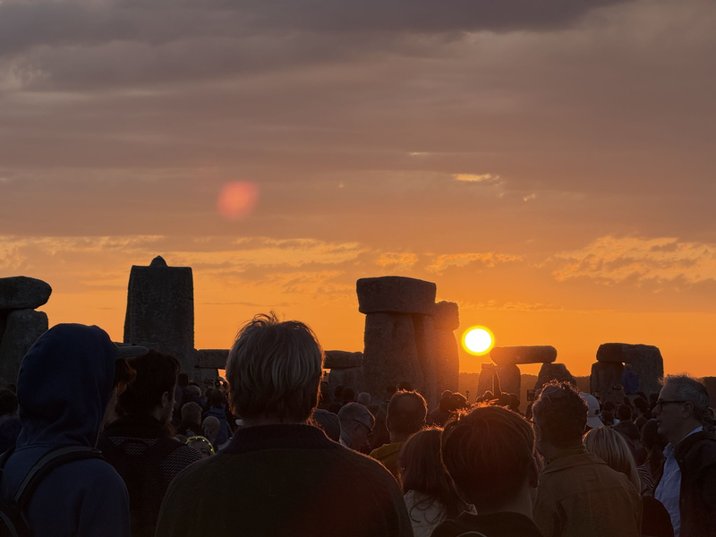 Menschen versammeln sich aus vielen gründen am Steinkreis Stonehenge. - Foto: Zhanna Manukyan/PA Wire/dpa