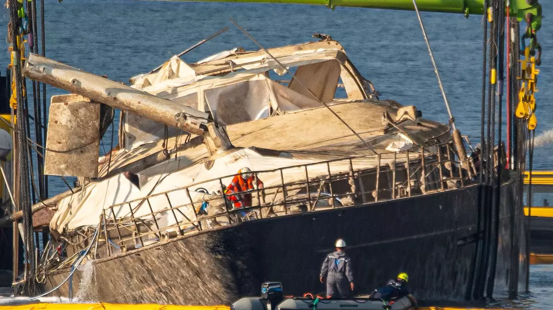 Das Schiff ist zwar verschmutzt, zeigt aber bislang keine gravierenden Schäden am Rumpf.  - Bild: Salvatore Cavalli/AP/dpa