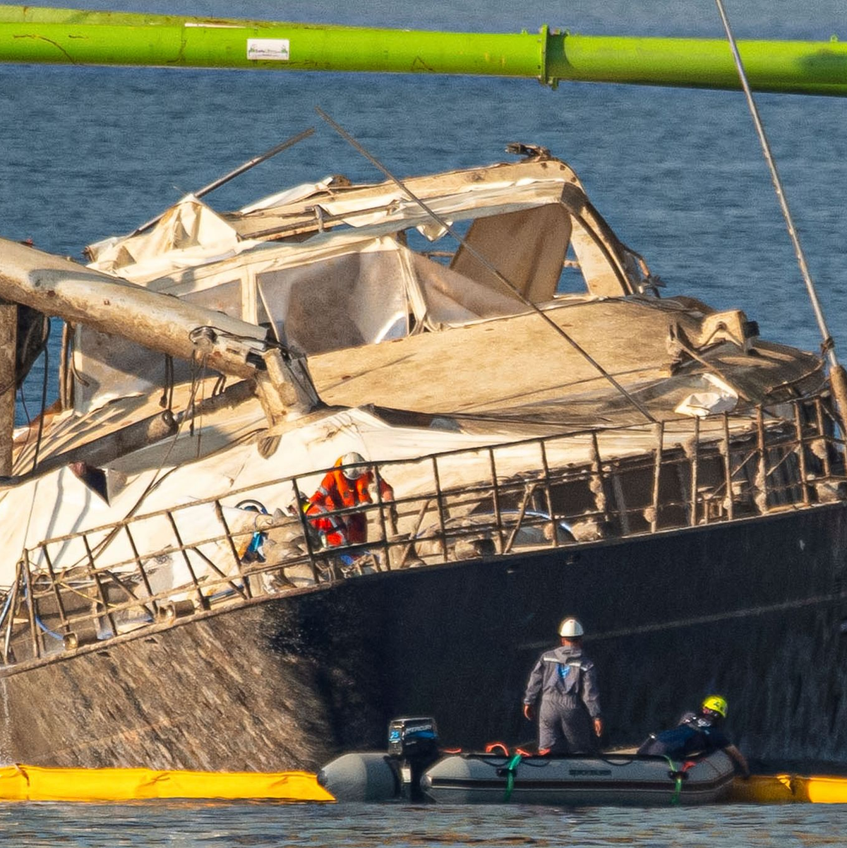 Das Schiff ist zwar verschmutzt, zeigt aber bislang keine gravierenden Schäden am Rumpf.  - Foto: Salvatore Cavalli/AP/dpa