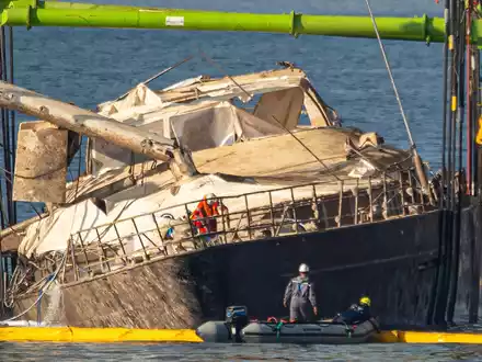 Mithilfe von Spezialkränen wurde zunächst die 56 Meter lange Segeljacht aus rund 50 Metern Tiefe angehoben.  - Foto: Salvatore Cavalli/AP/dpa