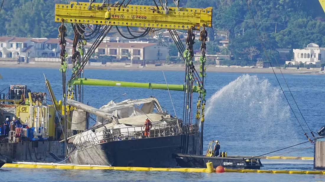 Derzeit wird das Wrack leergepumpt und stabilisiert, bevor es für weitere Untersuchungen in den Hafen von Termini Imerese geschleppt werden soll. - Bild: Peter Byrne/PA Wire/dpa