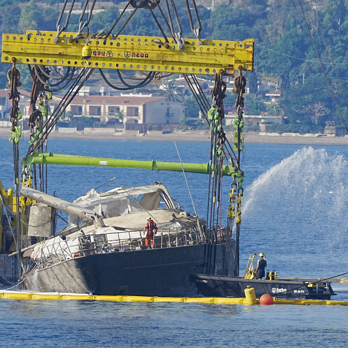 Derzeit wird das Wrack leergepumpt und stabilisiert, bevor es für weitere Untersuchungen in den Hafen von Termini Imerese geschleppt werden soll. - Foto: Peter Byrne/PA Wire/dpa