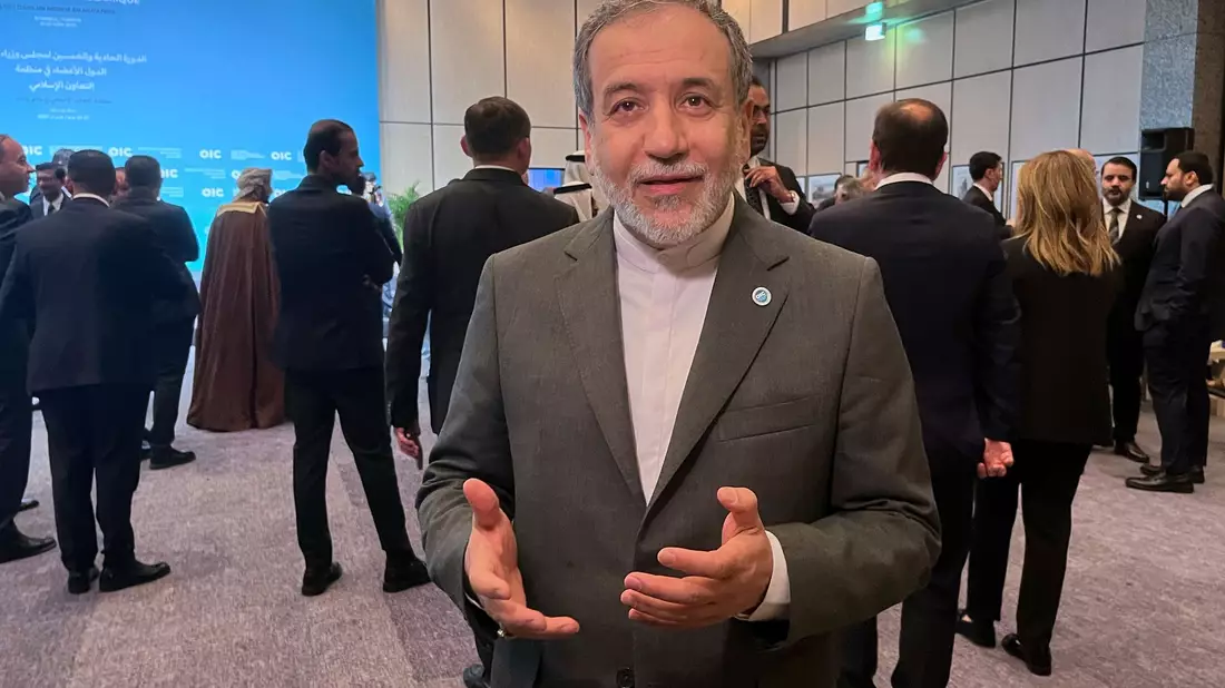 Der iranische Außenminister Abbas Araghtschi nimmt in Istanbul an einem Treffen der Organisation für islamische Zusammenarbeit teil. - Bild: Mehmet Guzel/AP/dpa