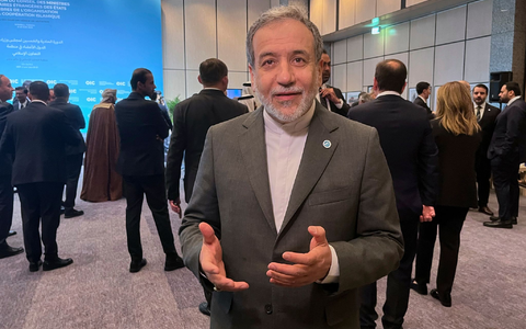 Der iranische Außenminister Abbas Araghtschi nimmt in Istanbul an einem Treffen der Organisation für islamische Zusammenarbeit teil. - Foto: Mehmet Guzel/AP/dpa